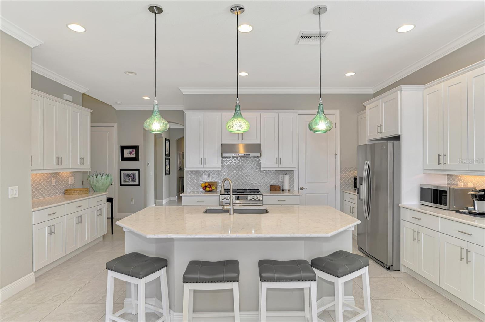 Image 21 of 81 For 23692 Waverly Circle