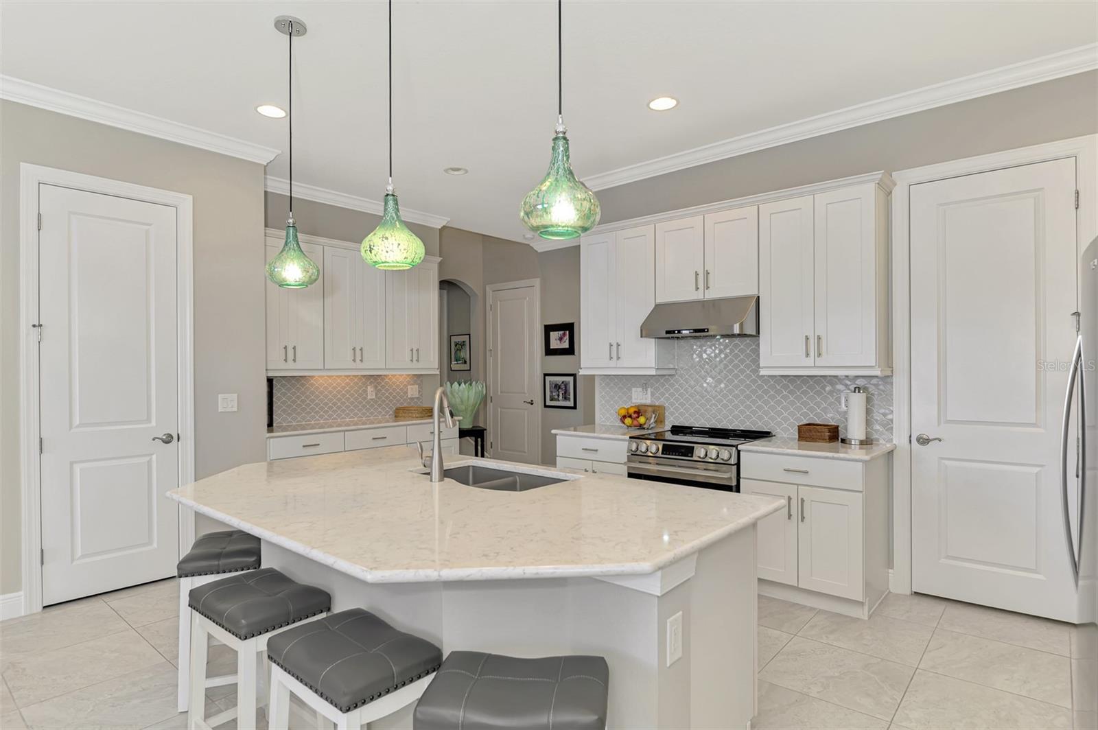 Image 22 of 81 For 23692 Waverly Circle