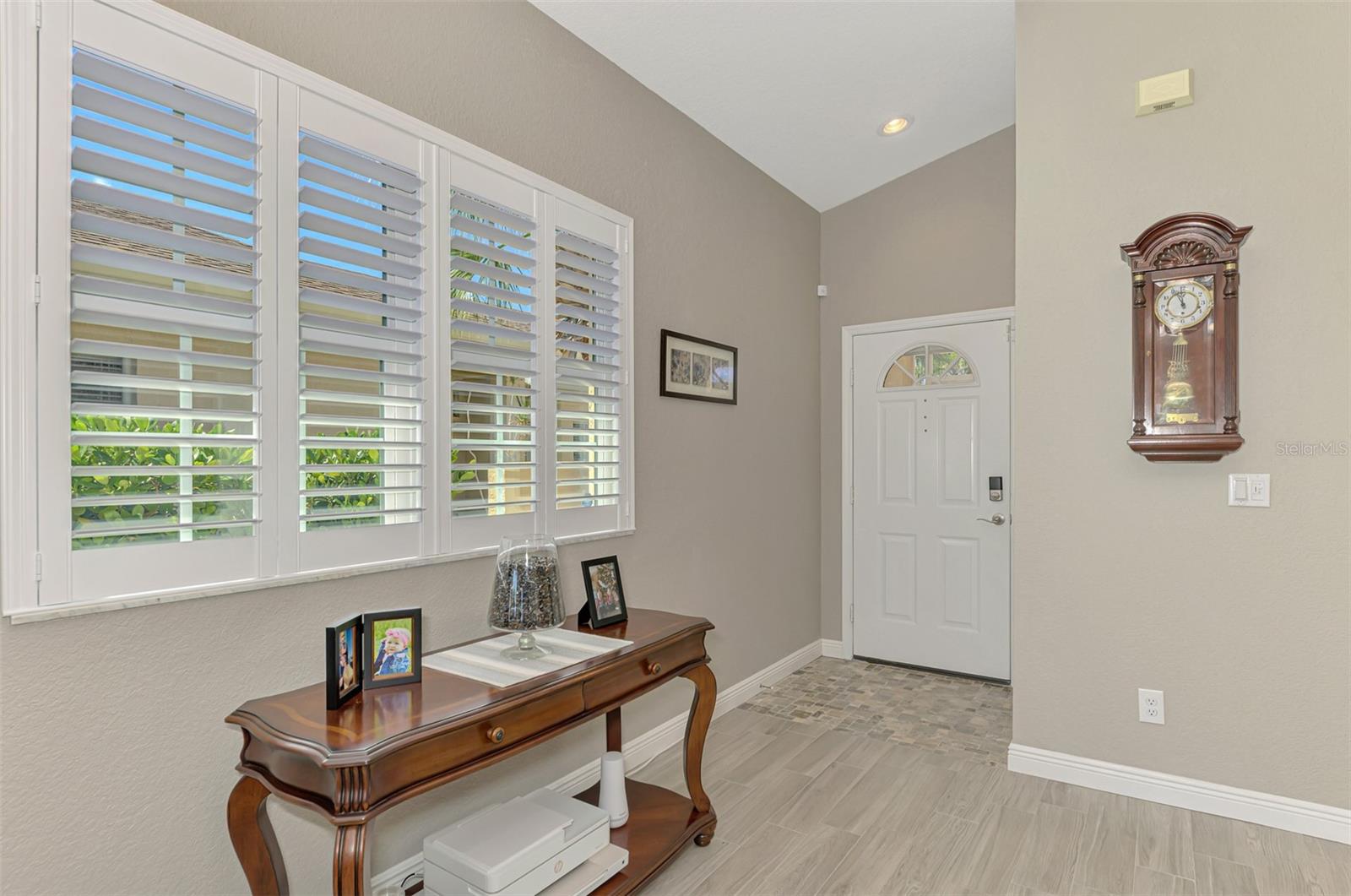 Image 9 of 58 For 1716 Fountain View Circle