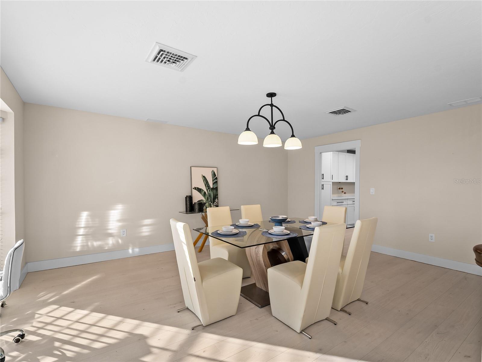 Image 14 of 77 For 318 Oakwood Circle