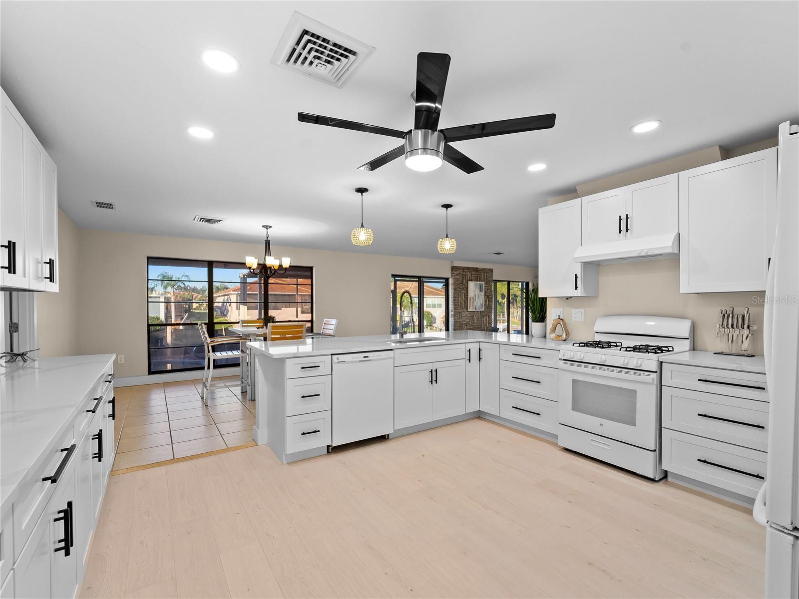 Image 18 of 77 For 318 Oakwood Circle