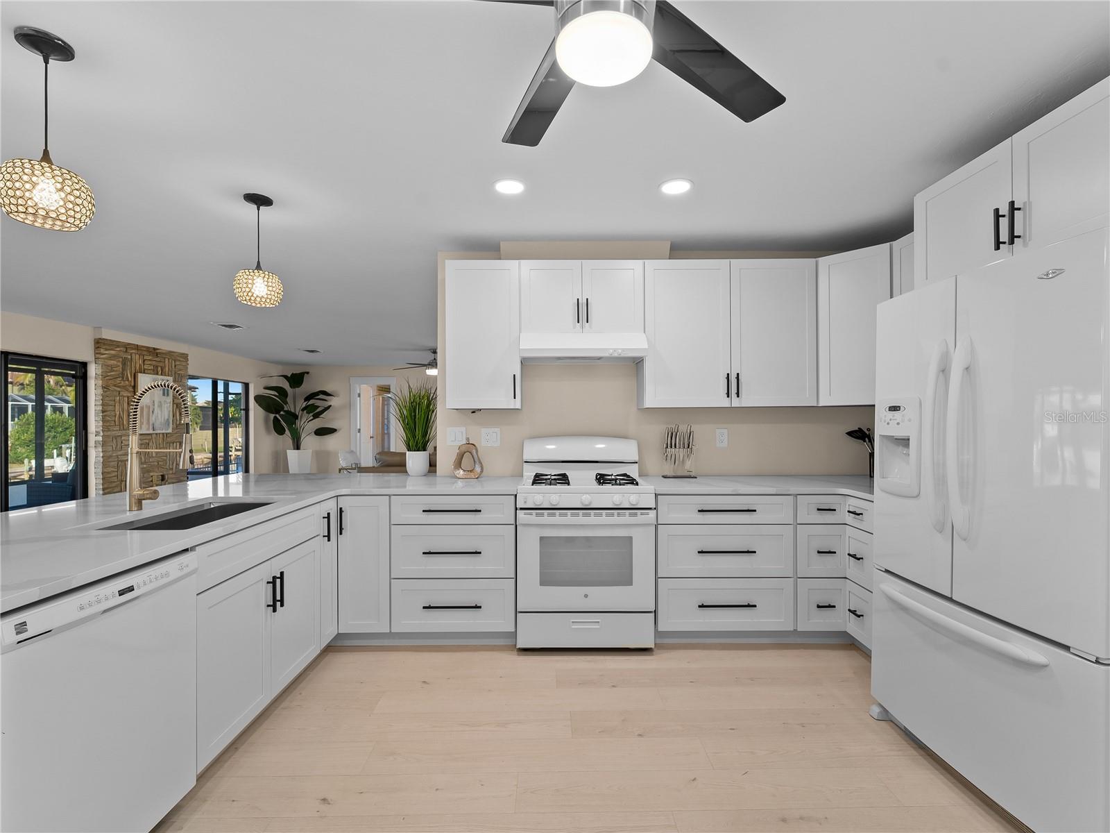 Image 19 of 77 For 318 Oakwood Circle