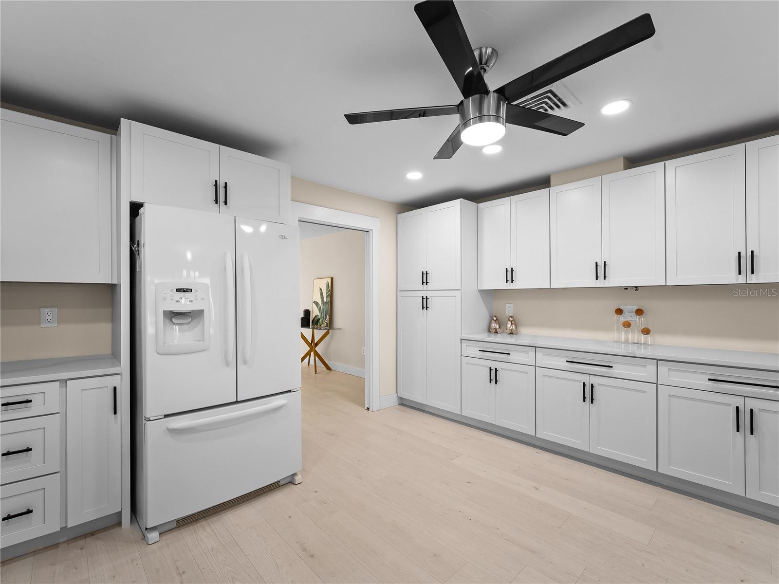 Image 20 of 77 For 318 Oakwood Circle