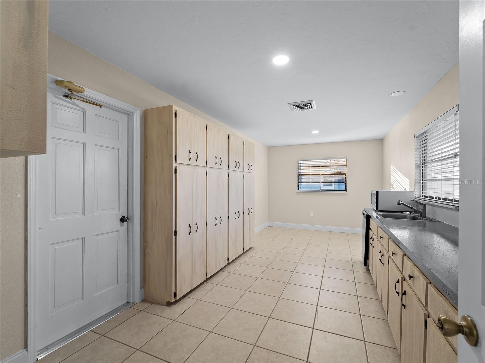 Image 21 of 77 For 318 Oakwood Circle