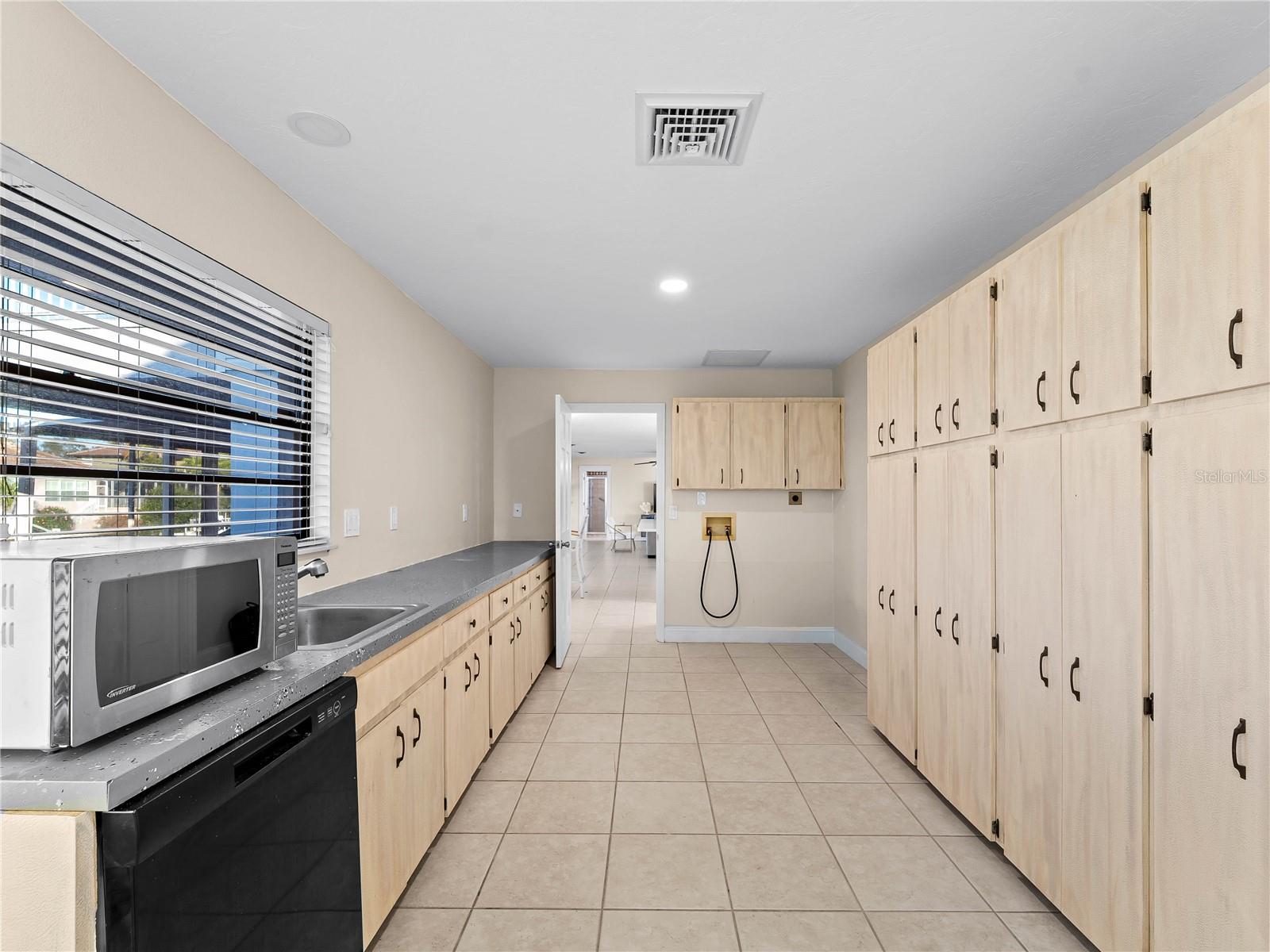 Image 22 of 77 For 318 Oakwood Circle