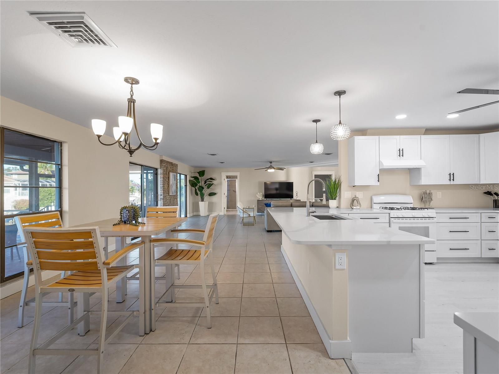 Image 23 of 77 For 318 Oakwood Circle