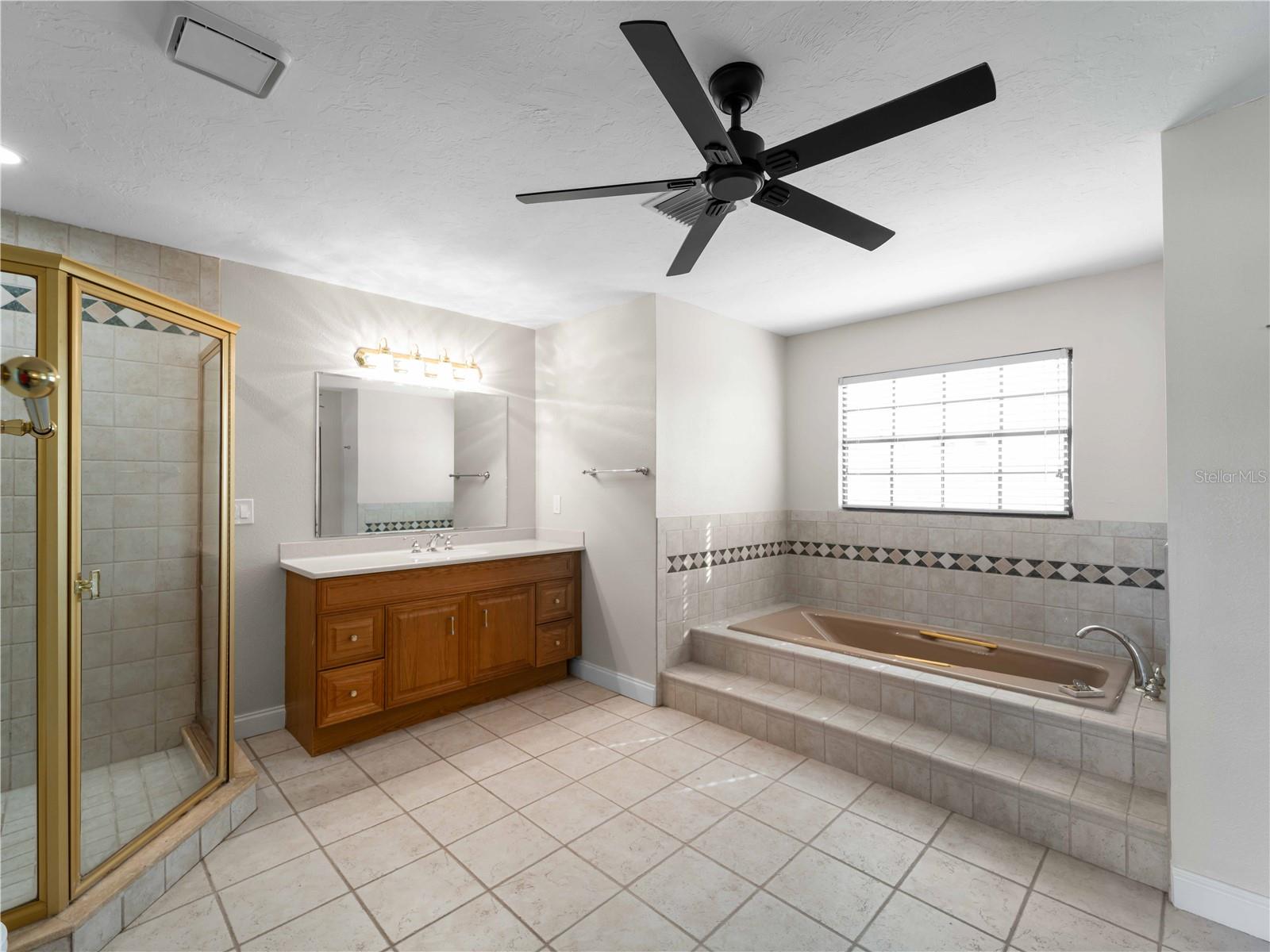 Image 43 of 77 For 318 Oakwood Circle