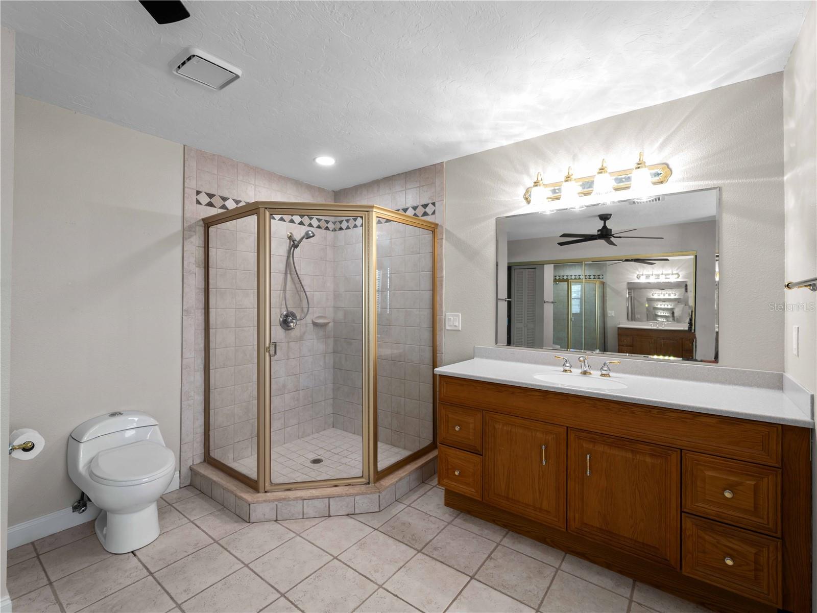 Image 45 of 77 For 318 Oakwood Circle