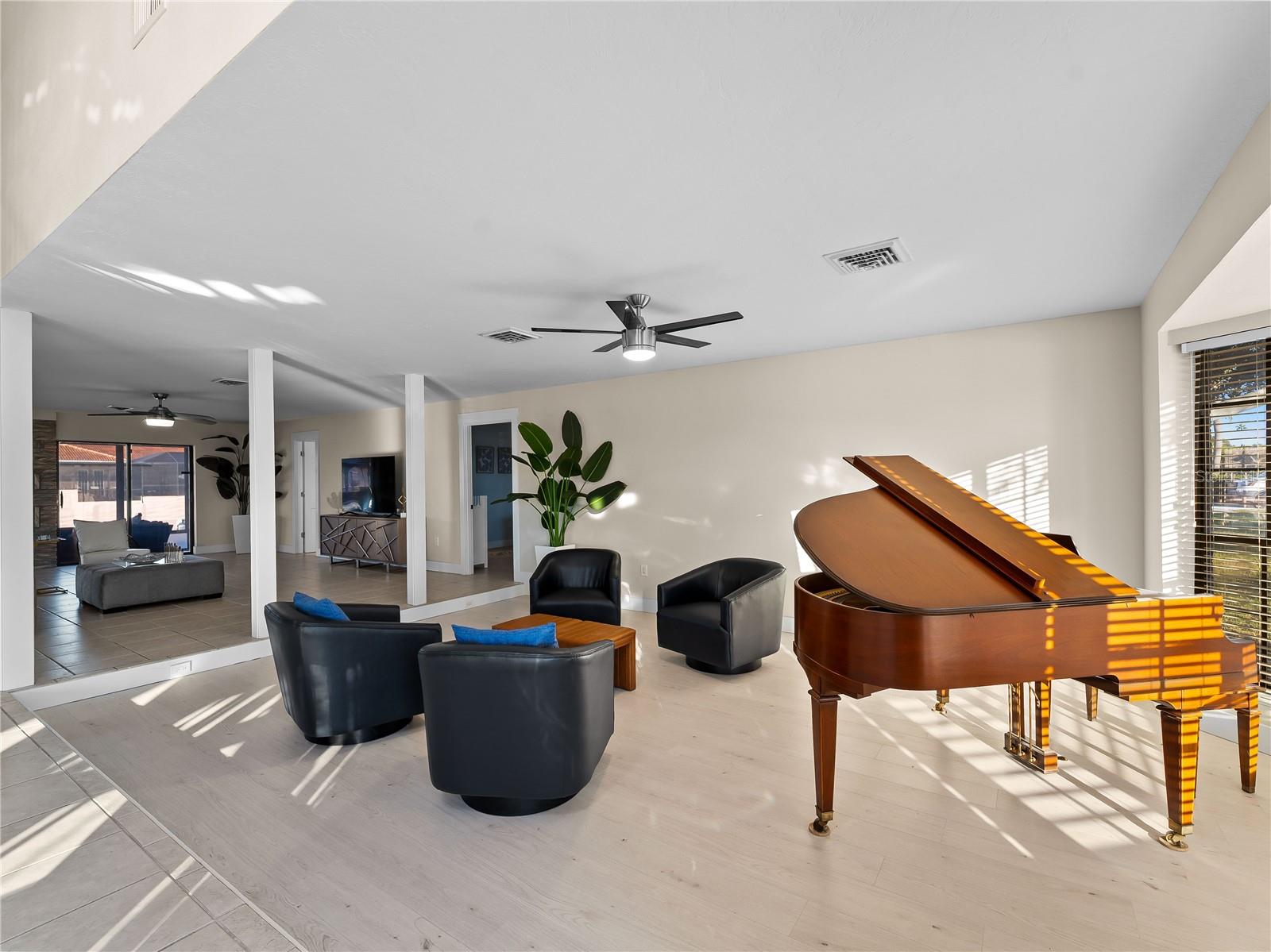 Image 8 of 77 For 318 Oakwood Circle