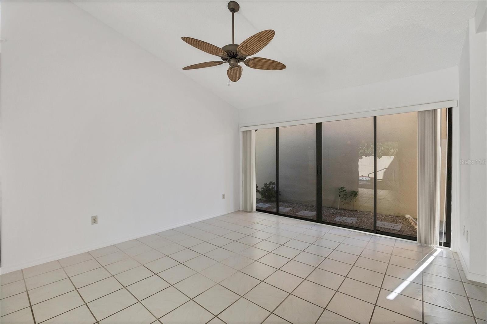 Image 4 of 47 For 440 Palmetto Court 2