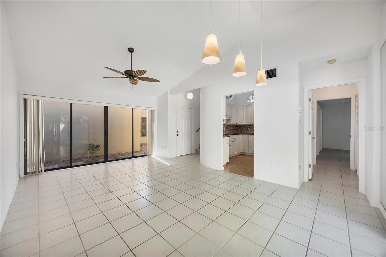 Image 9 of 47 For 440 Palmetto Court 2