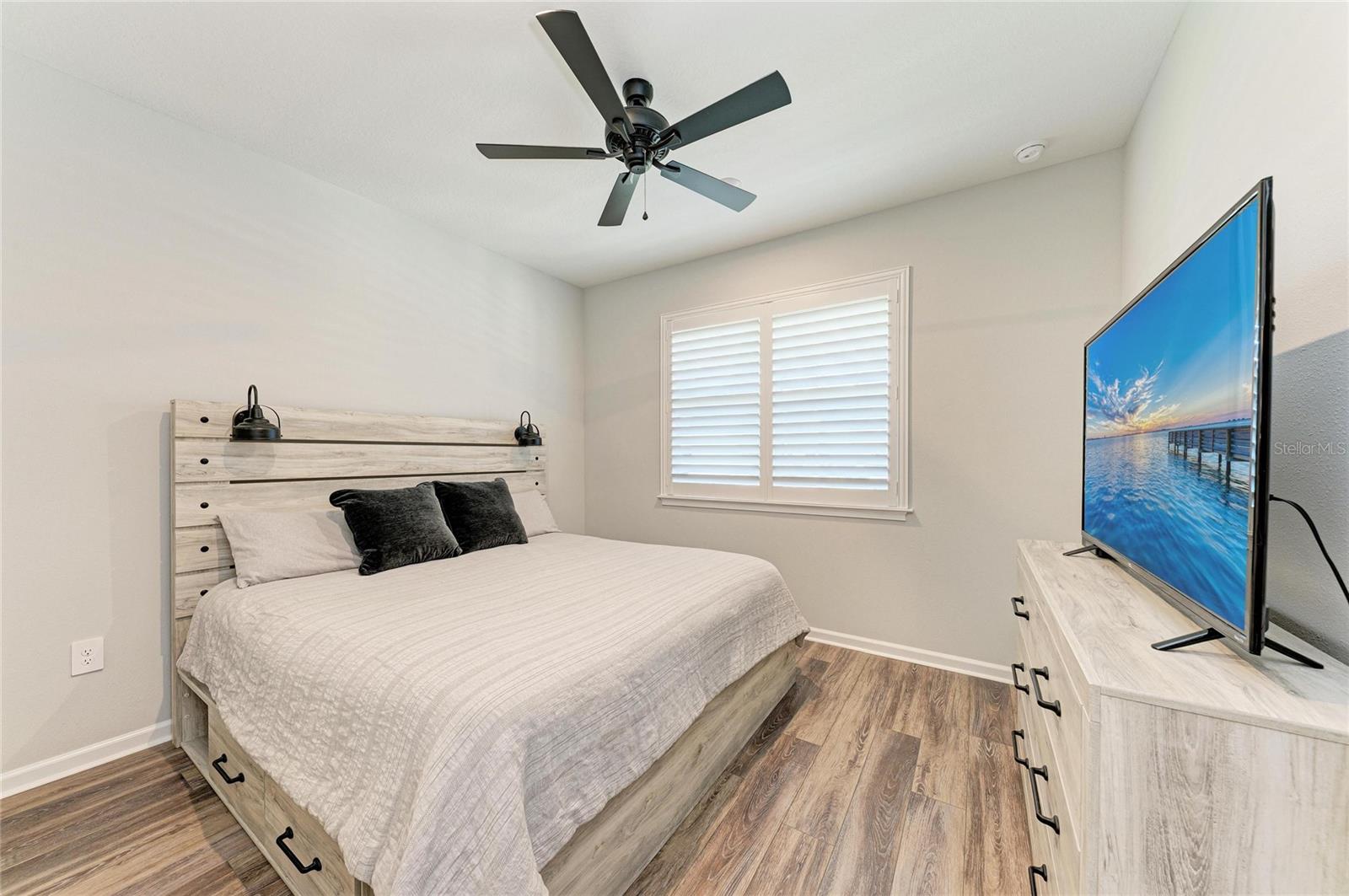 Image 33 of 66 For 17962 Solstice Avenue