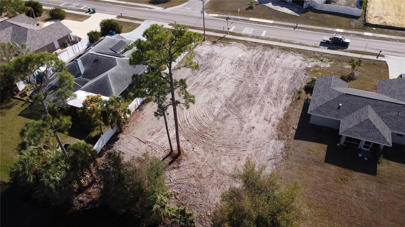 Image 4 of 4 For 23326 Peachland Boulevard