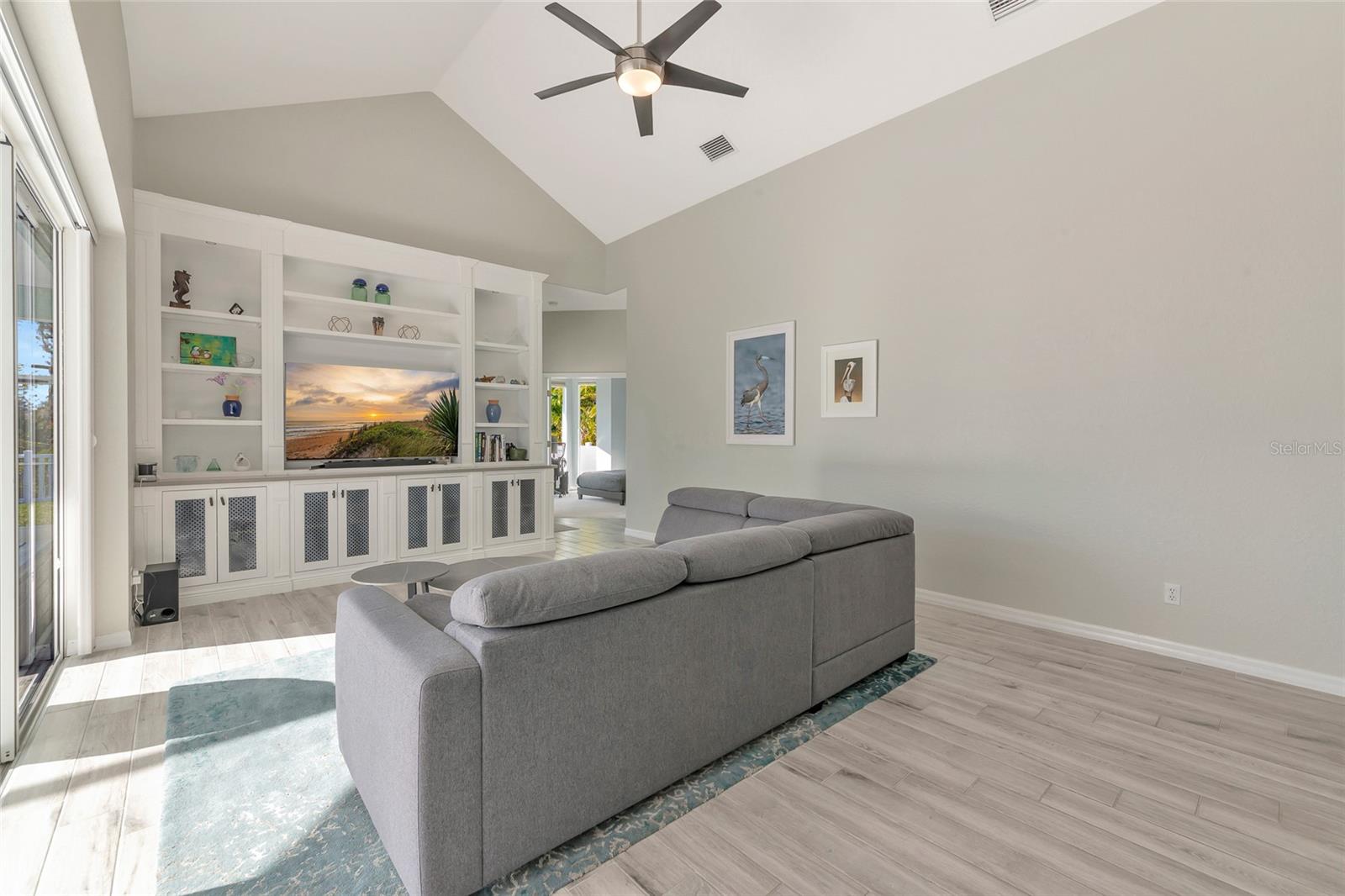 Image 15 of 56 For 1019 Scherer Way