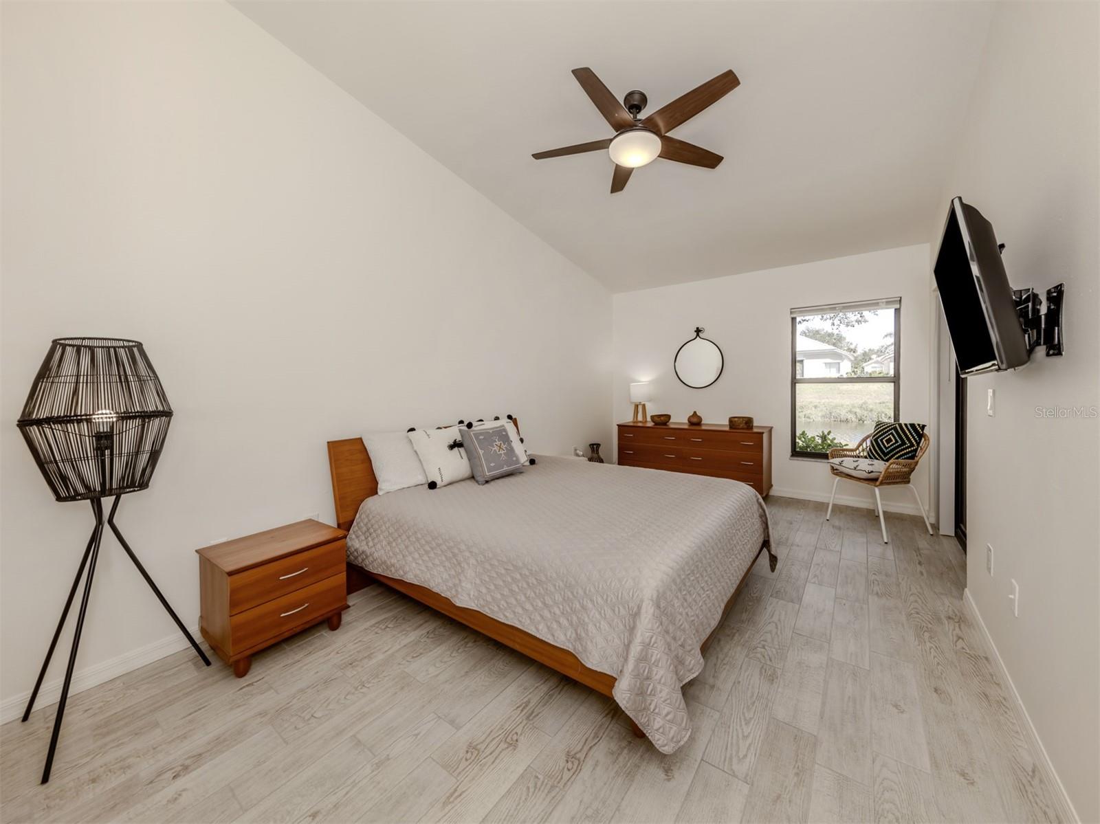 Image 12 of 100 For 268 Southampton Drive 309