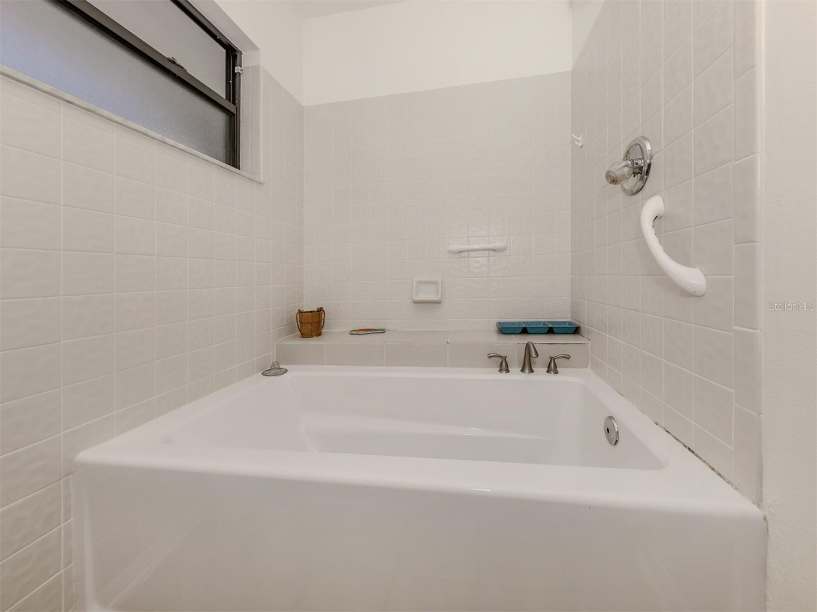 Image 14 of 100 For 268 Southampton Drive 309