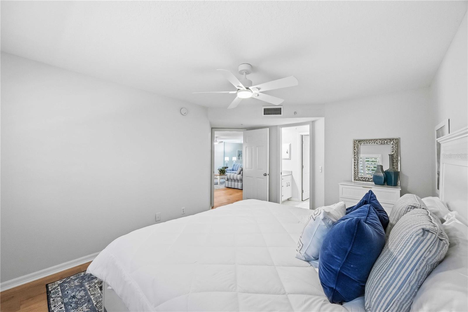 Image 25 of 75 For 821 Montrose Drive 103