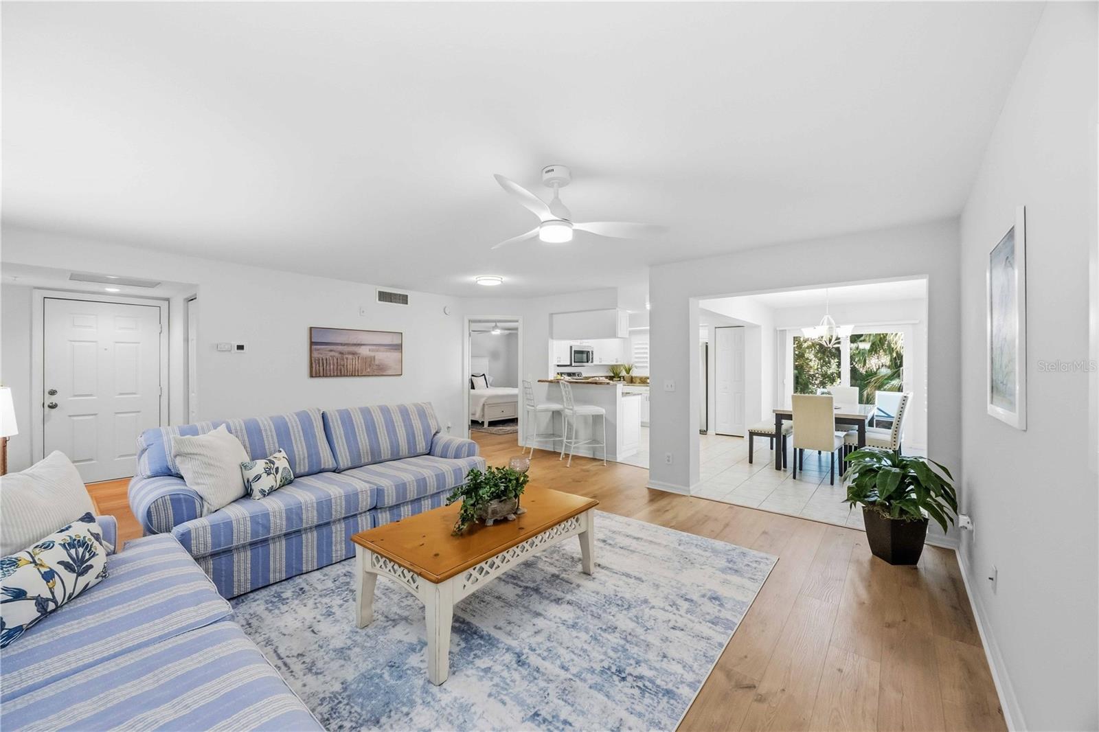 Image 7 of 75 For 821 Montrose Drive 103