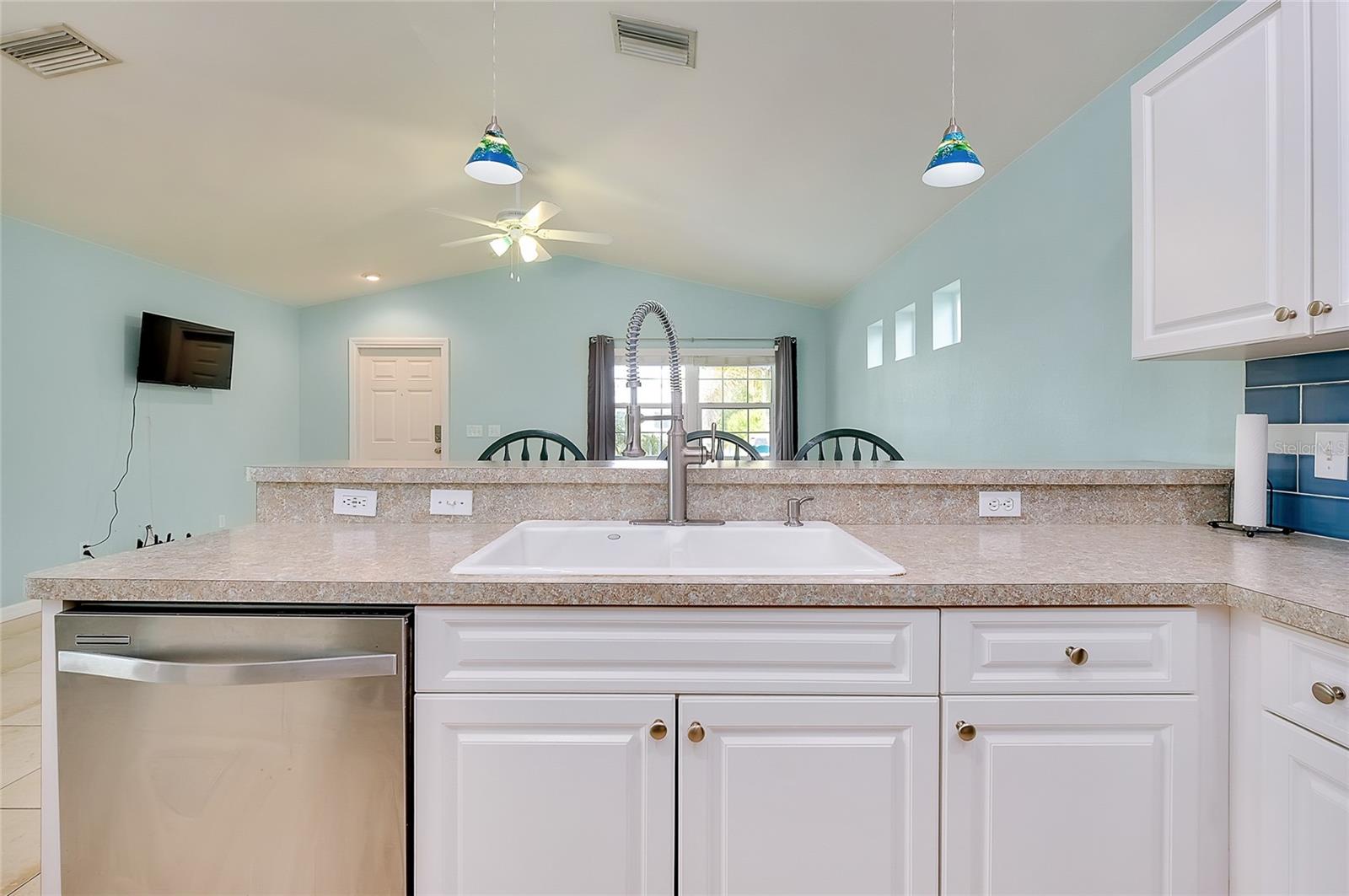 Image 18 of 63 For 6302 Braun Street