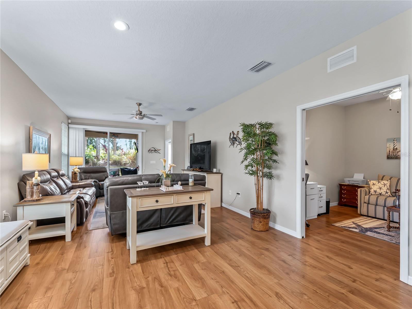 Image 4 of 36 For 4827 Whispering Oaks Drive