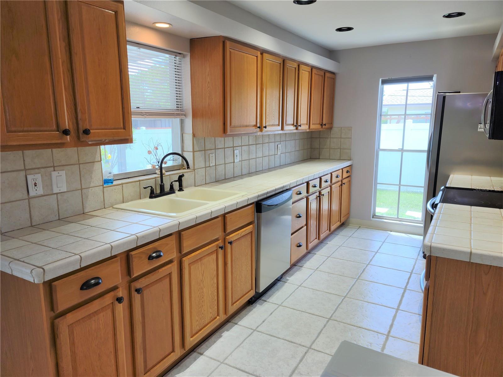 Image 12 of 34 For 979 Nantucket Road