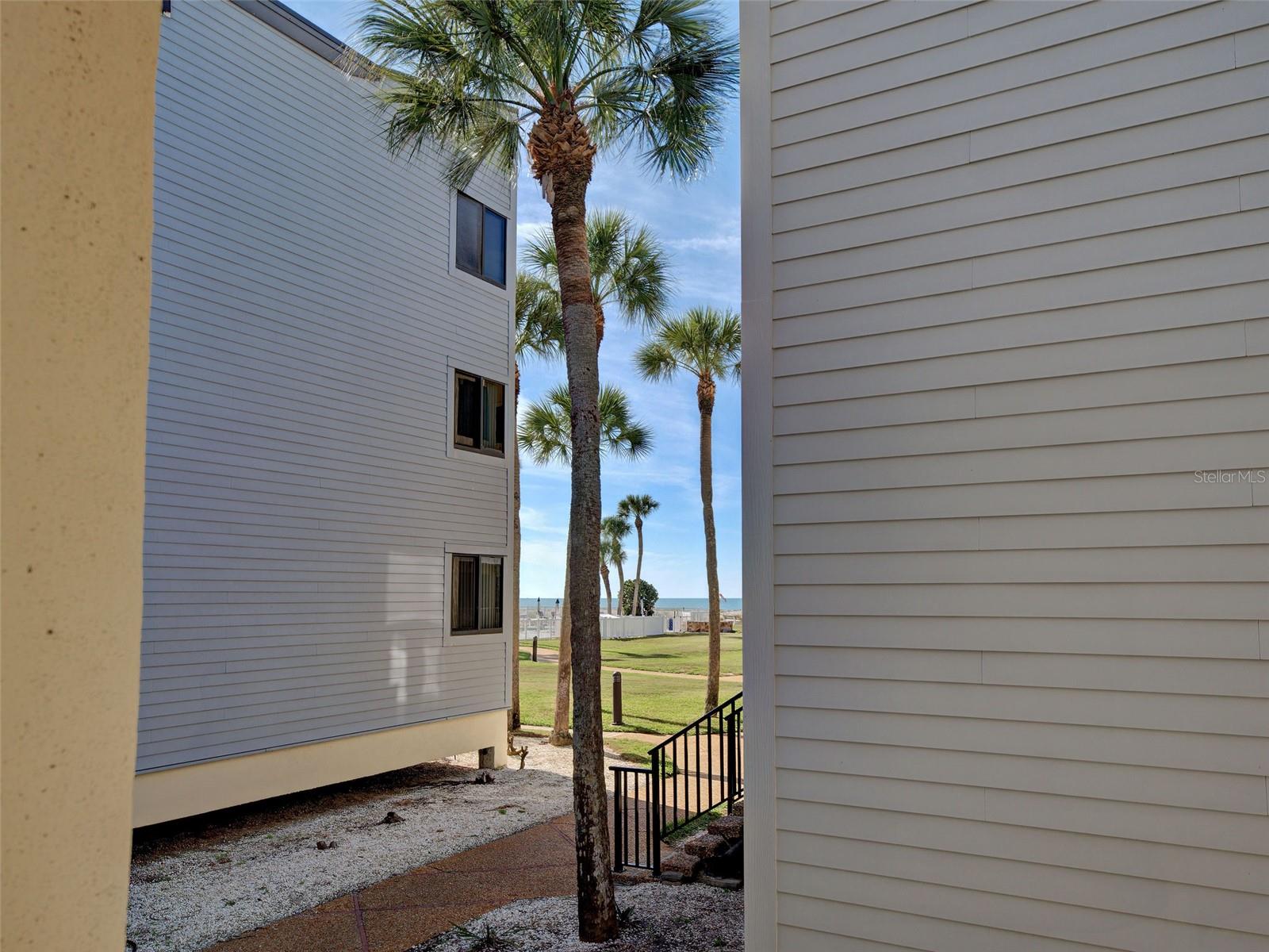 Image 24 of 46 For 700 Golden Beach Bv 121