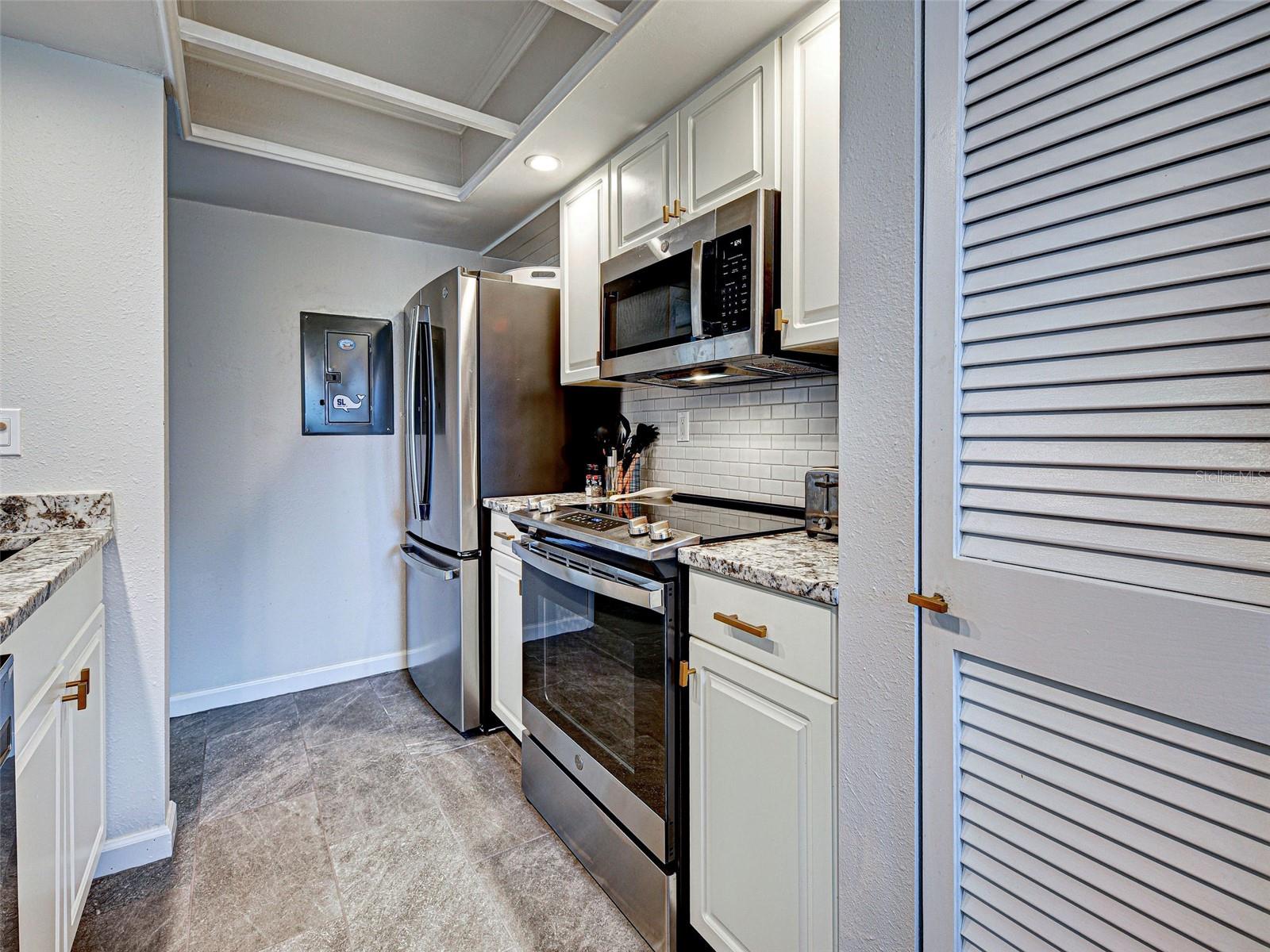 Image 28 of 45 For 902 Gibbs Road 285