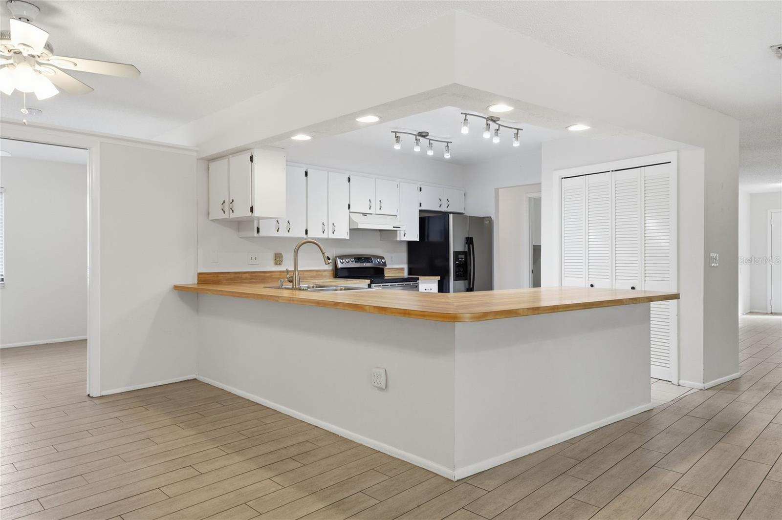 Image 10 of 37 For 285 Lorraine Avenue