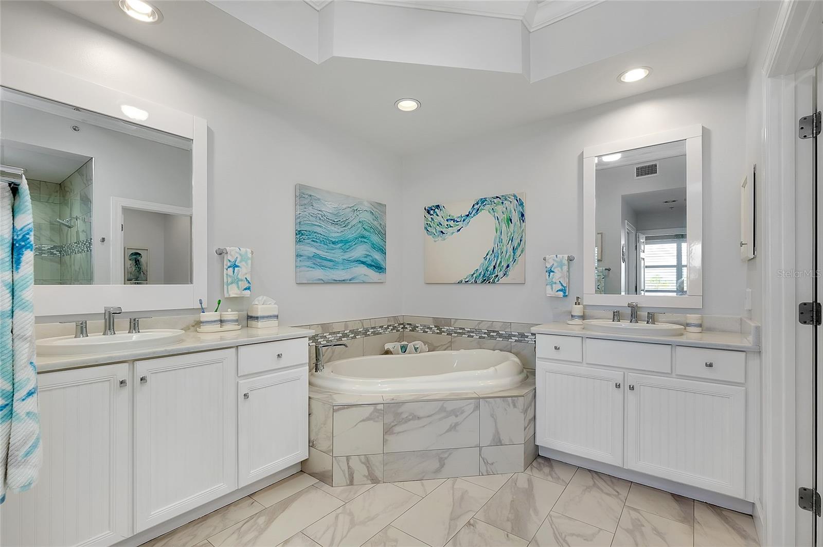 Image 24 of 76 For 10501 Amberjack Way 301