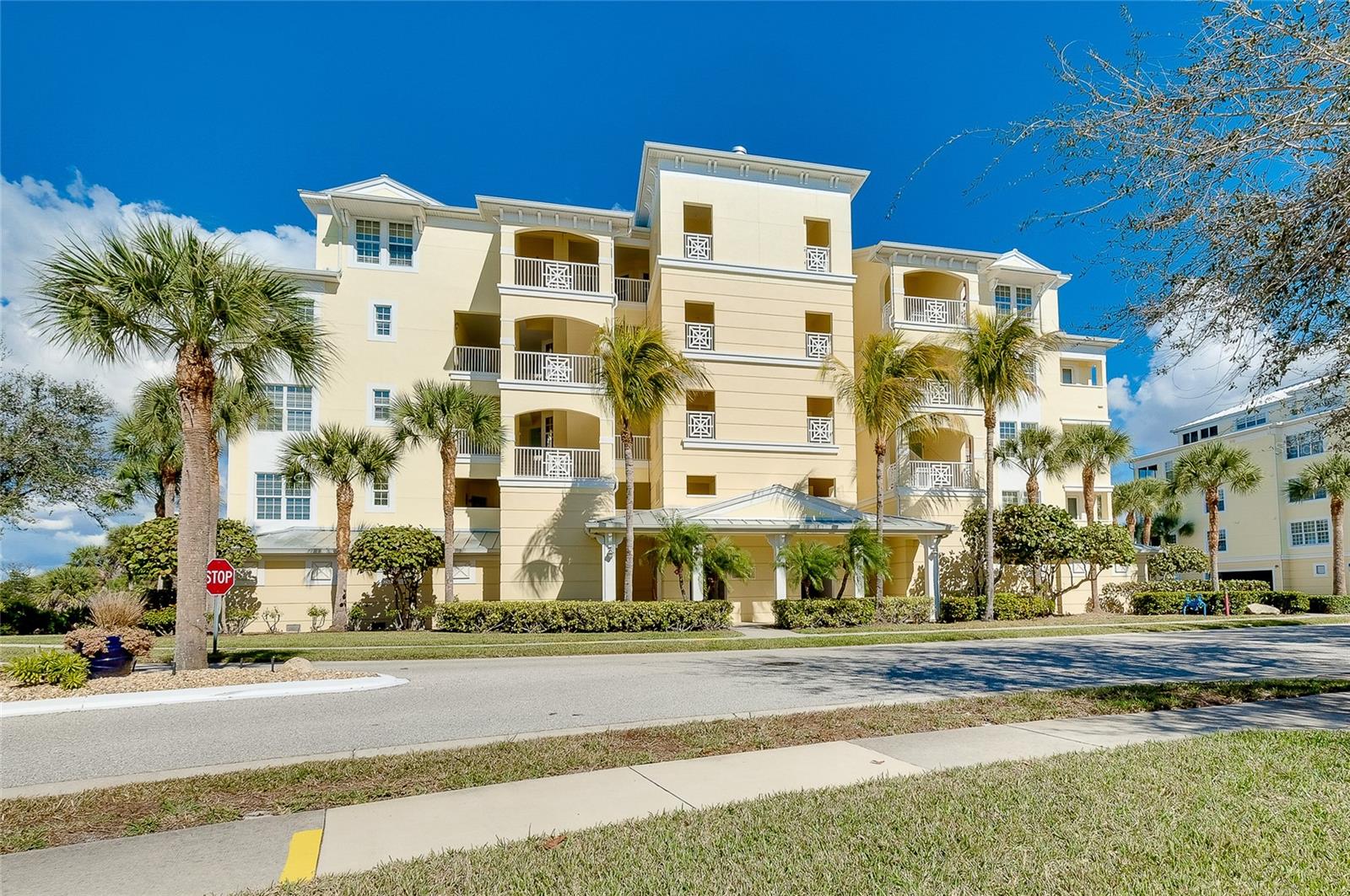 Image 46 of 76 For 10501 Amberjack Way 301