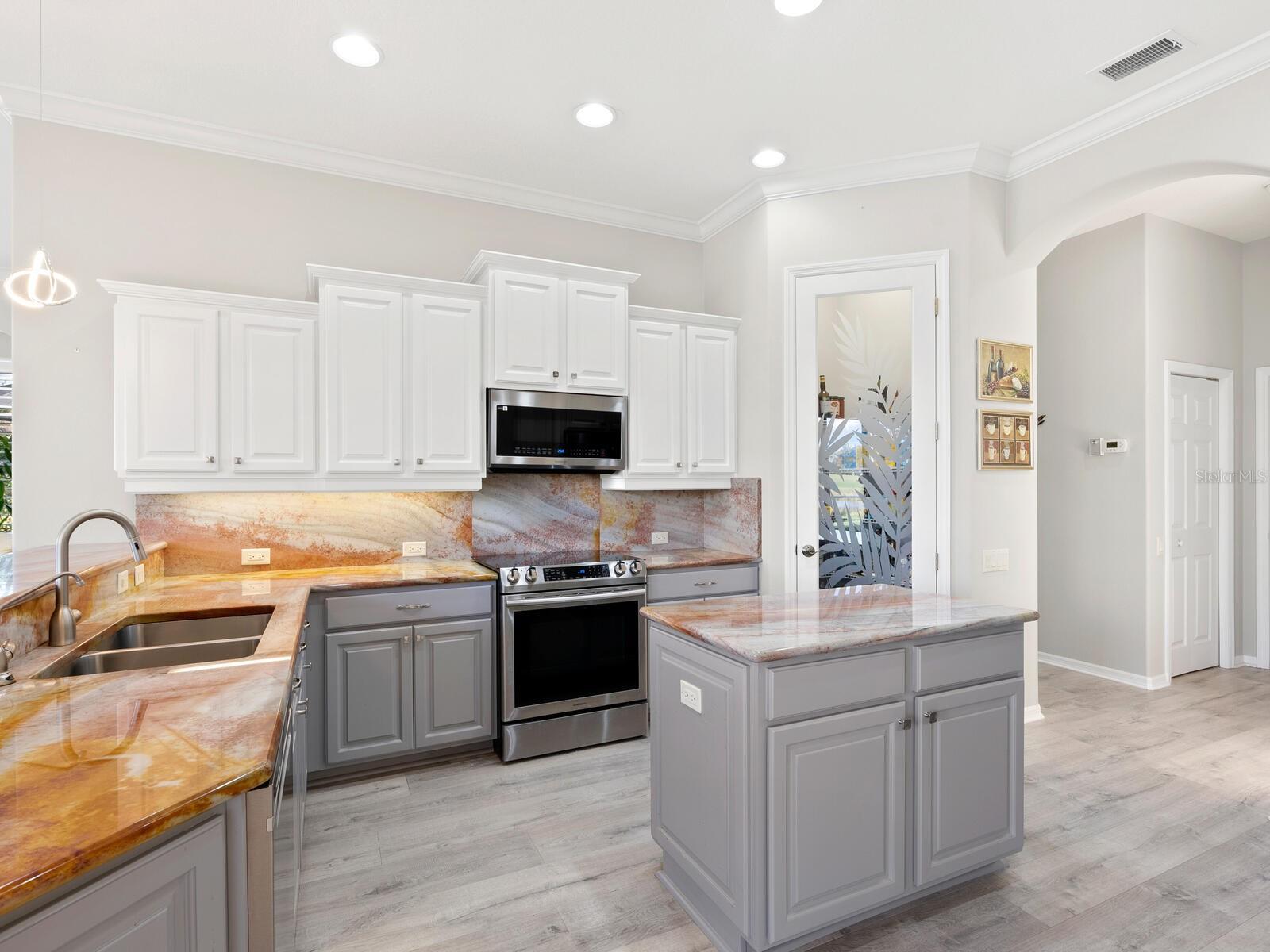 Image 17 of 38 For 814 Adonis Place