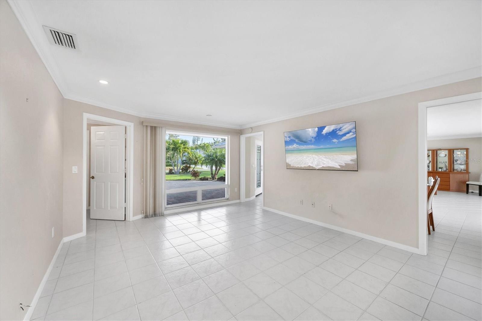 Image 10 of 43 For 633 Valencia Road