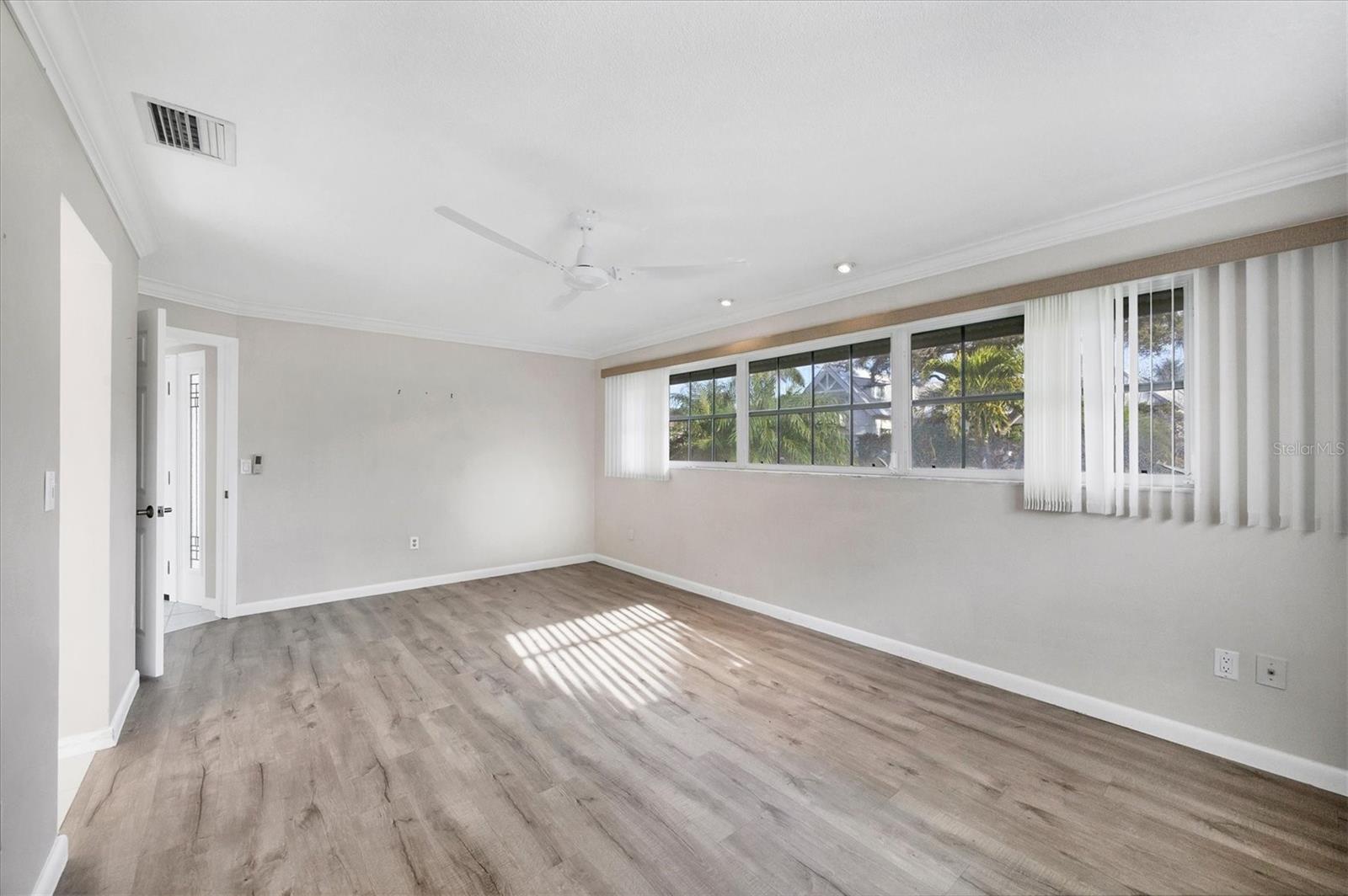 Image 20 of 43 For 633 Valencia Road