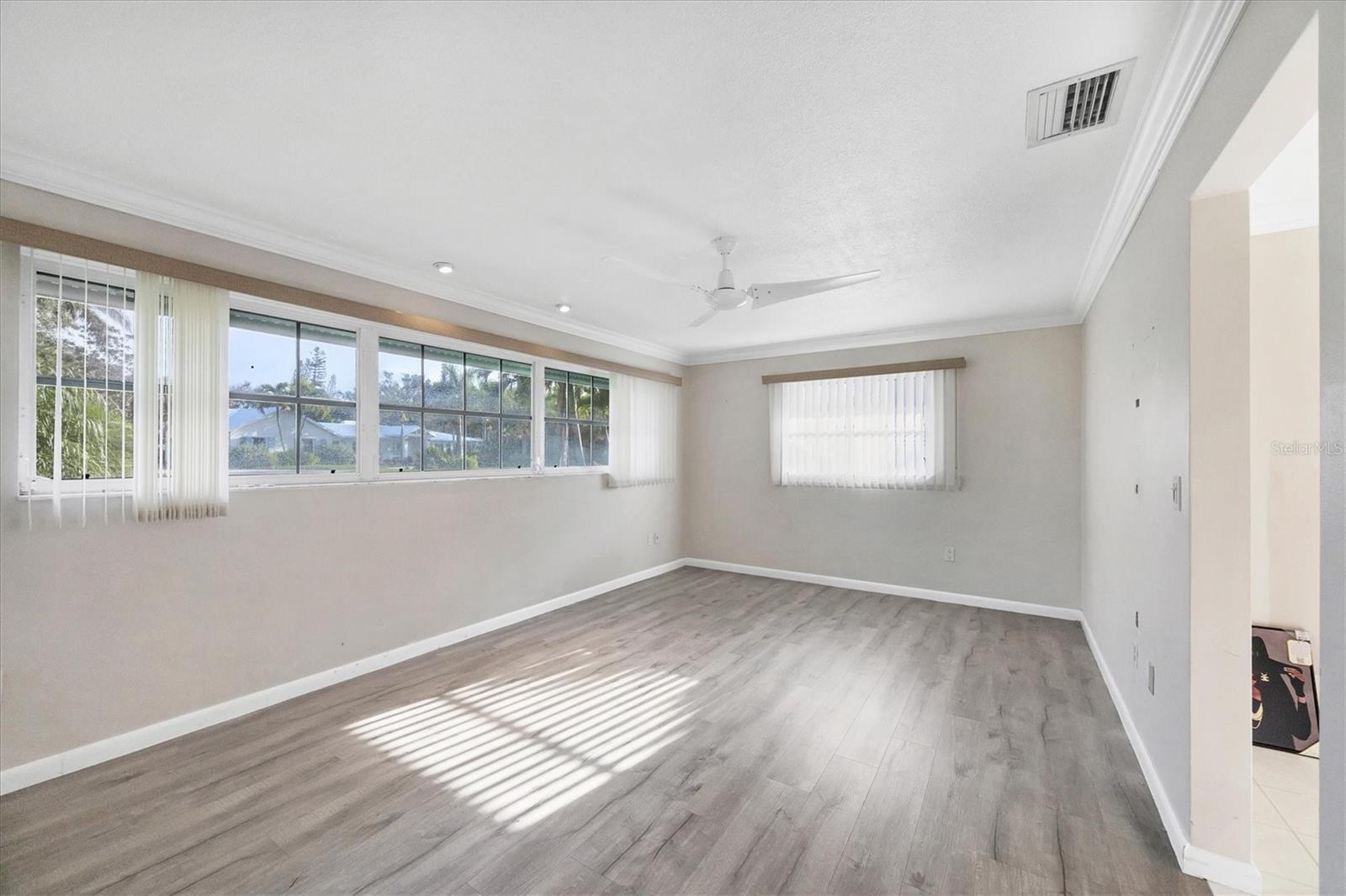 Image 21 of 43 For 633 Valencia Road