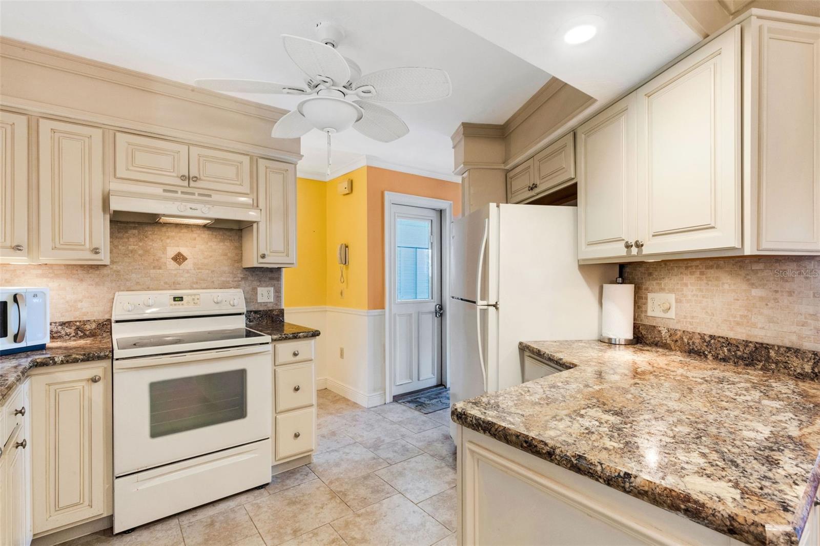 Image 21 of 52 For 72 Circlewood Drive A2-7