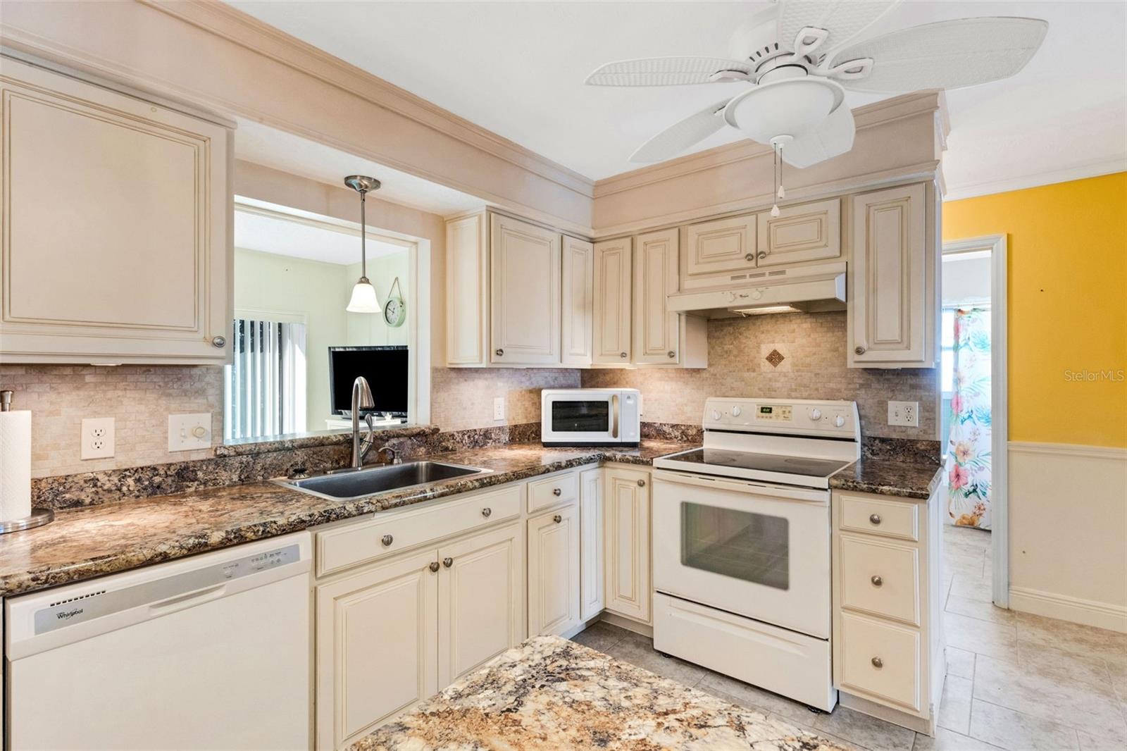 Image 22 of 52 For 72 Circlewood Drive A2-7