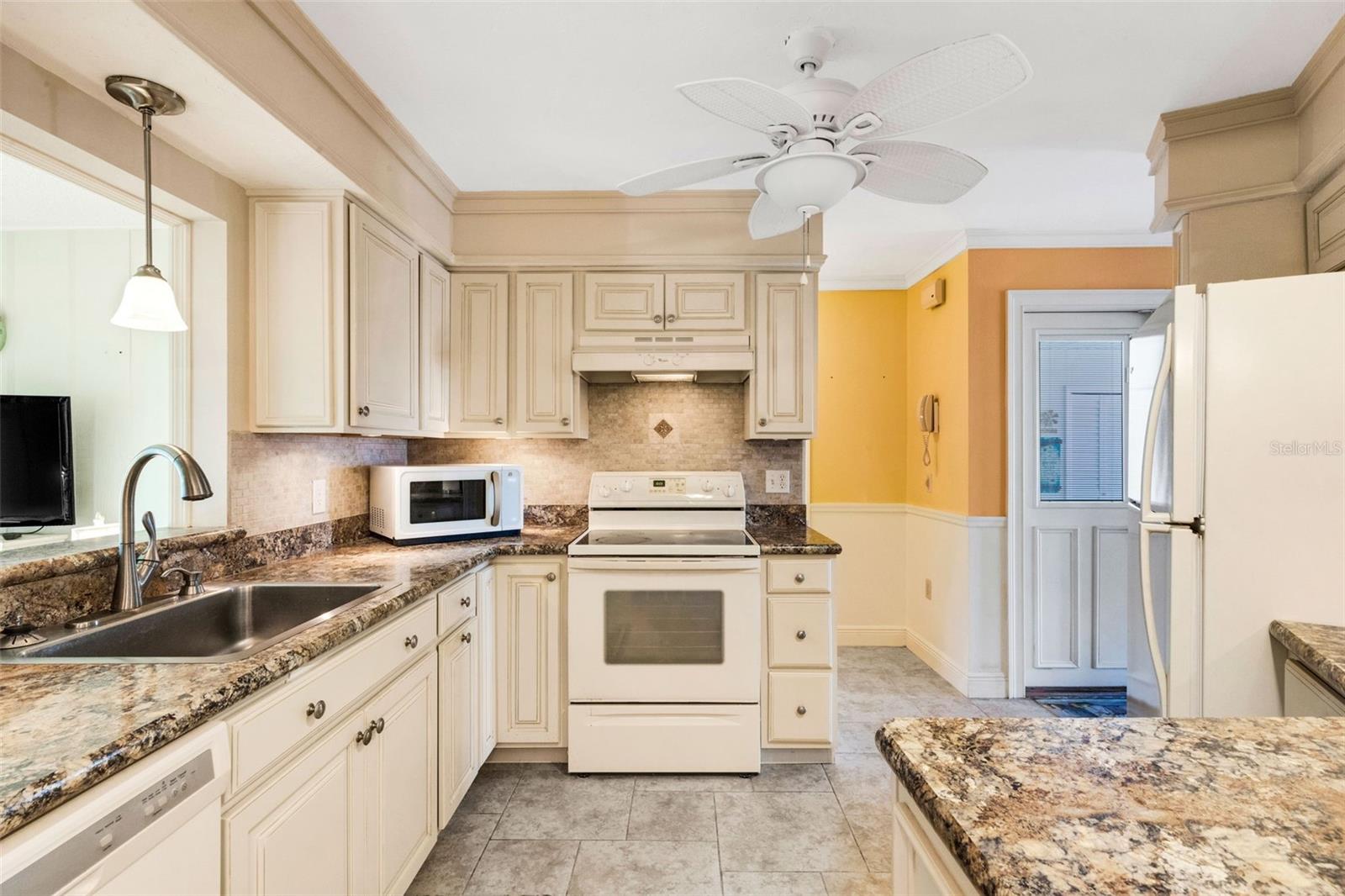 Image 26 of 52 For 72 Circlewood Drive A2-7