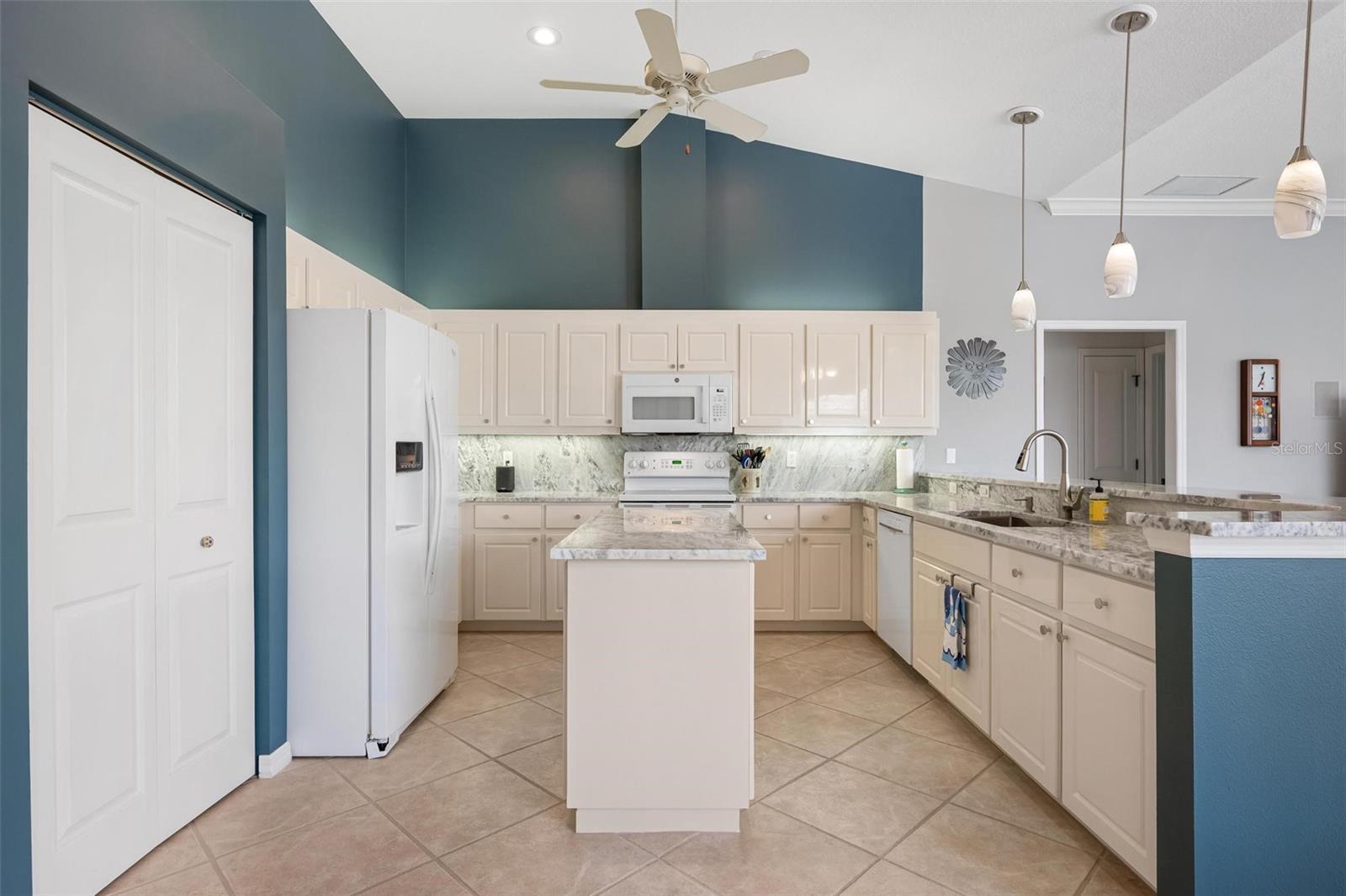 Image 22 of 81 For 715 Thistlelake Drive