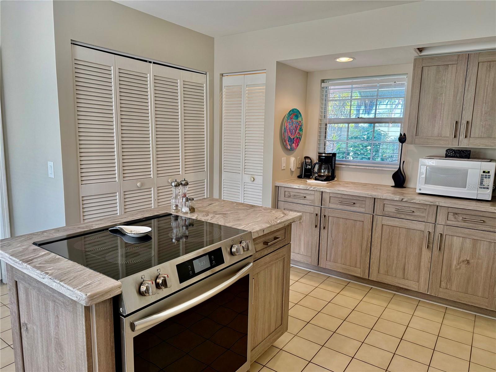 Image 9 of 38 For 714 Harrington Lake Drive S 1