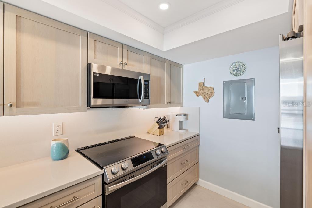 Image 12 of 77 For 627 Alhambra Road 604