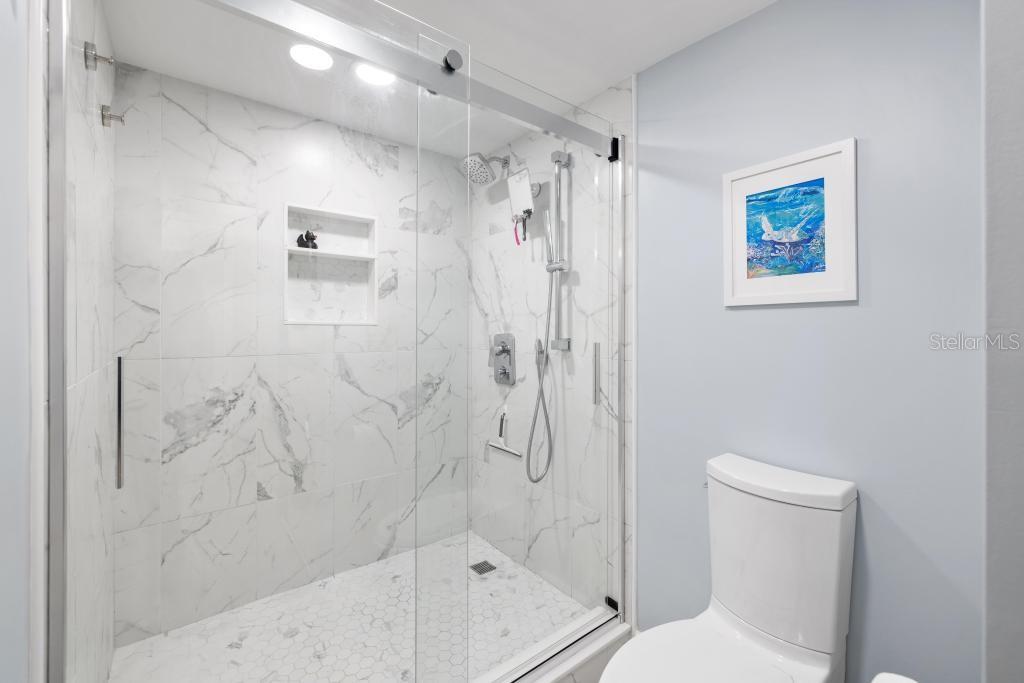 Image 37 of 77 For 627 Alhambra Road 604