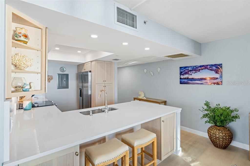 Image 6 of 77 For 627 Alhambra Road 604