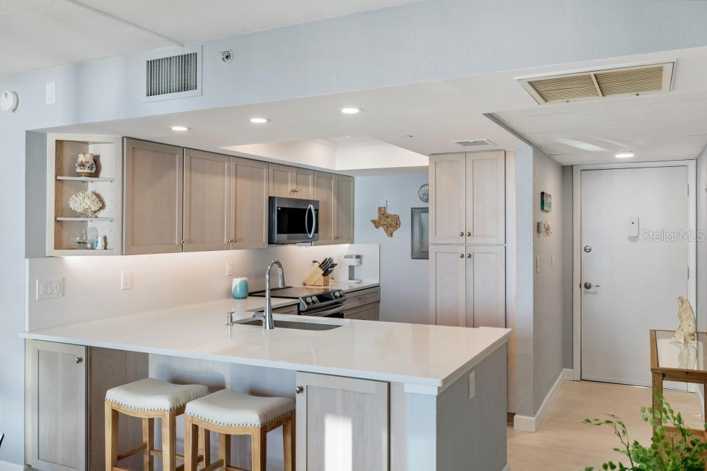 Image 8 of 77 For 627 Alhambra Road 604