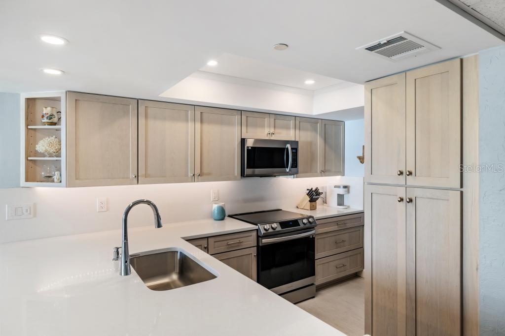 Image 9 of 77 For 627 Alhambra Road 604