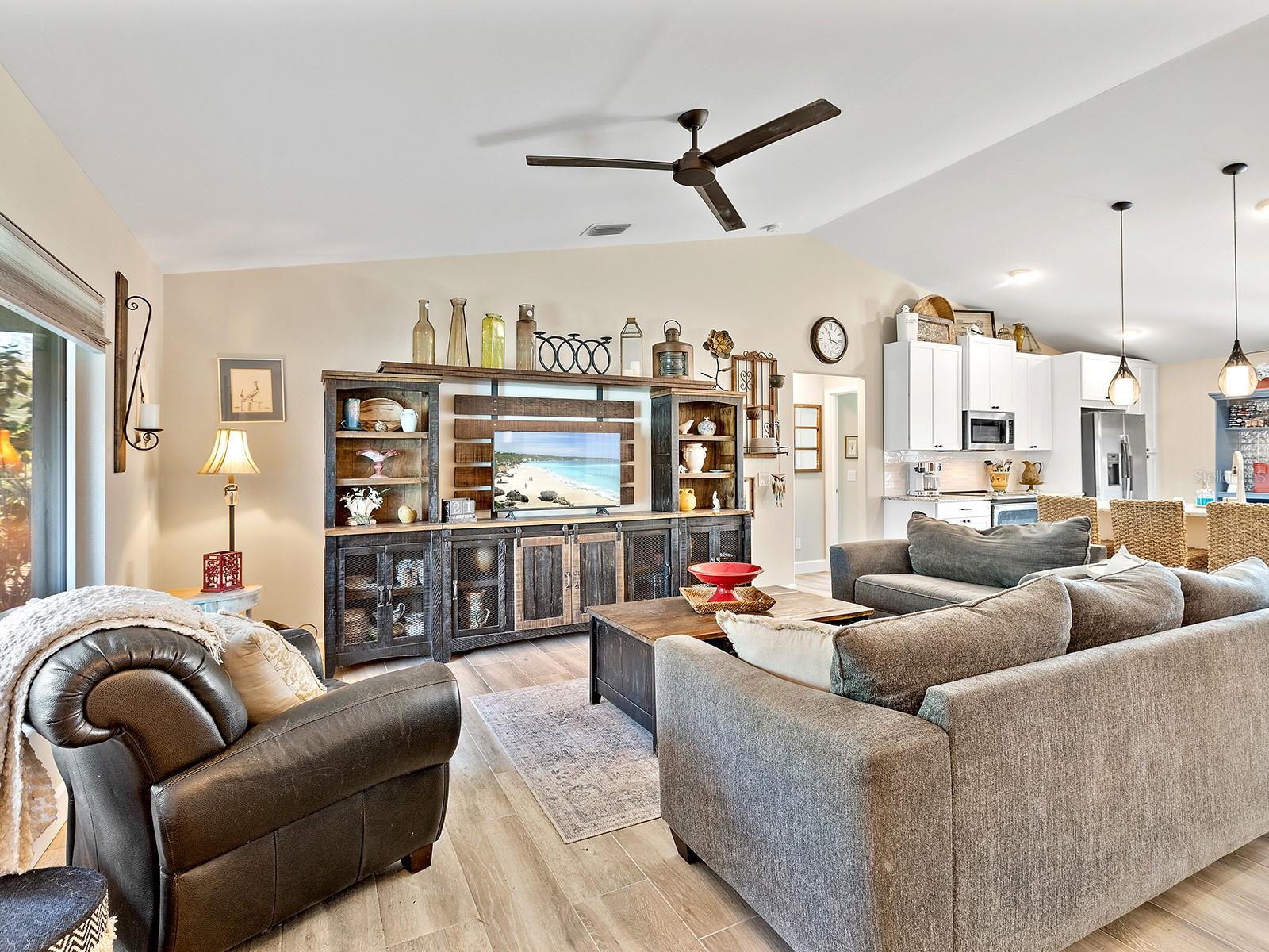 Image 6 of 27 For 3784 Fontainebleau Street