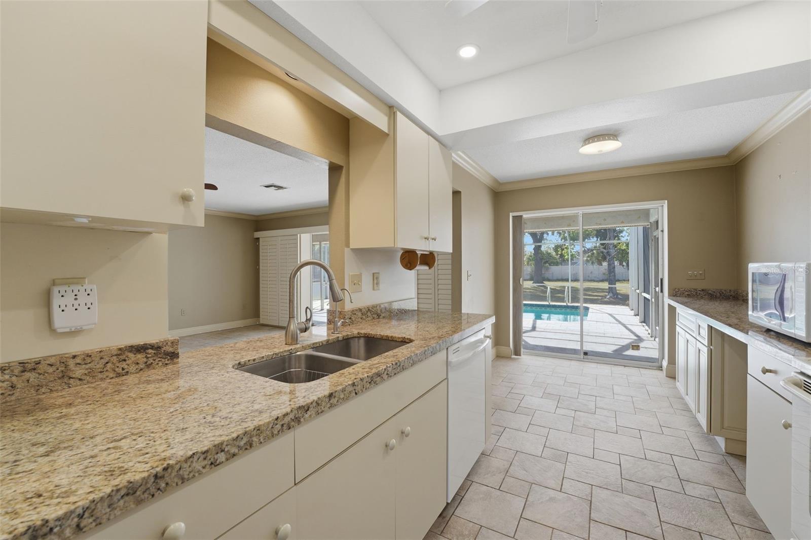 Image 10 of 40 For 1641 Mackintosh Boulevard