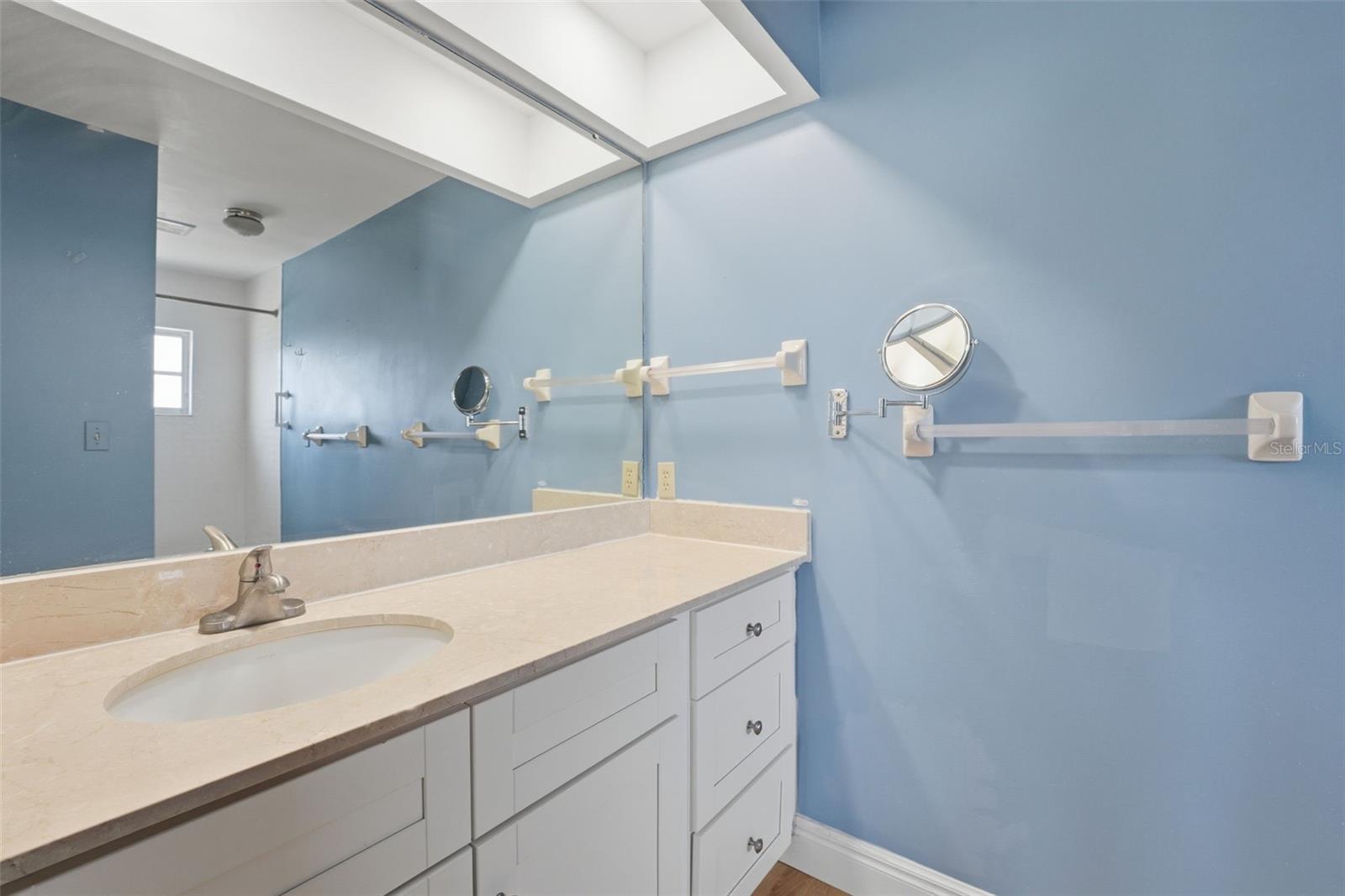 Image 15 of 40 For 1641 Mackintosh Boulevard