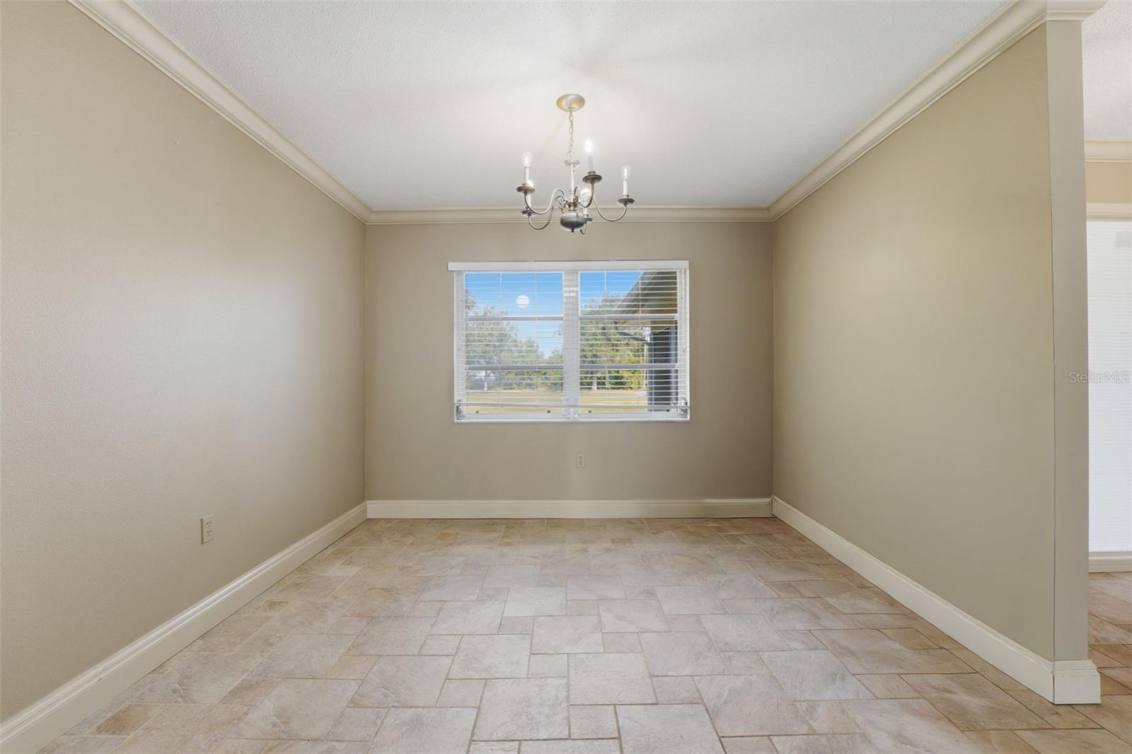 Image 8 of 40 For 1641 Mackintosh Boulevard