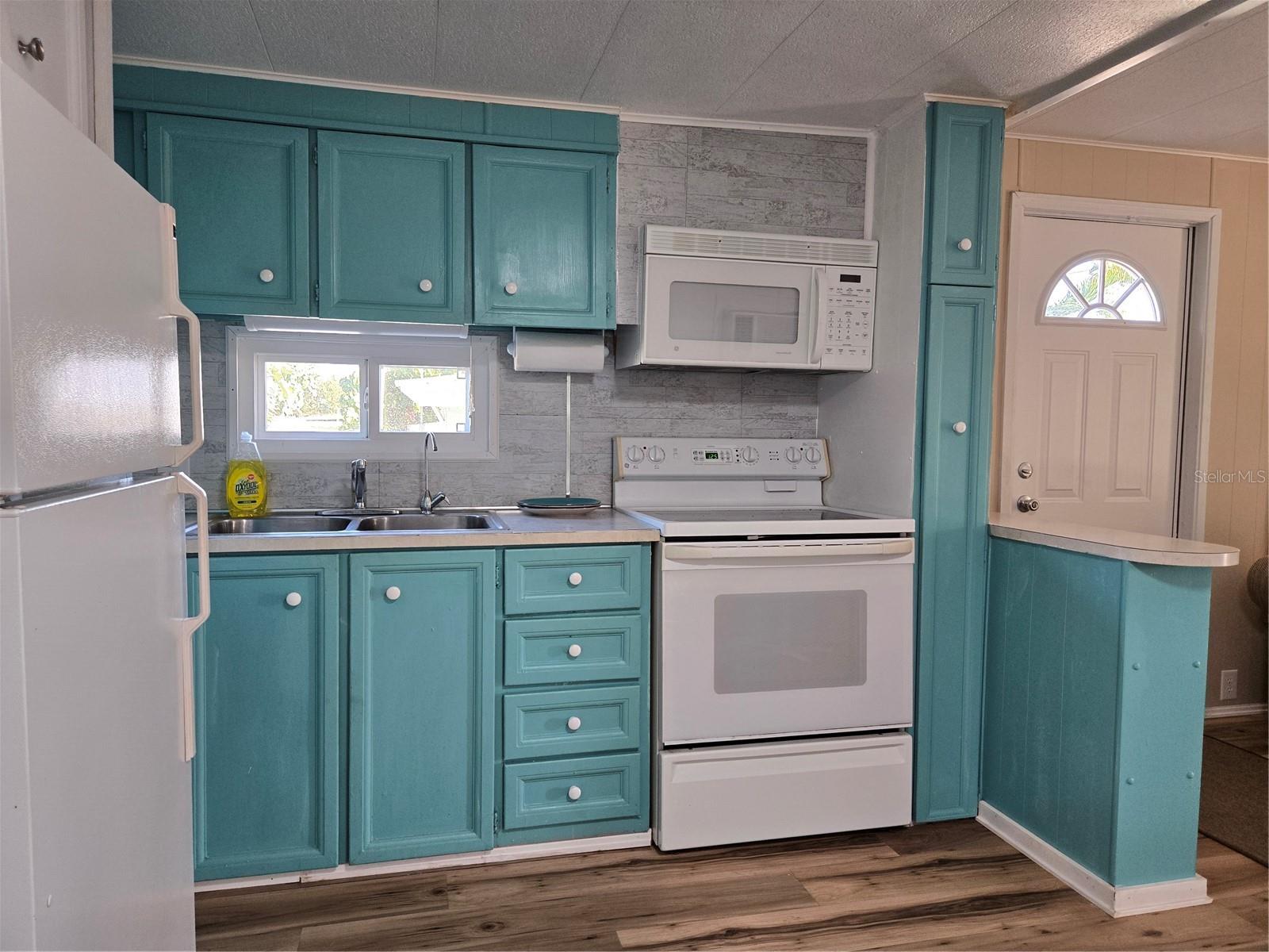 Image 8 of 28 For 113 Ravenna Street N