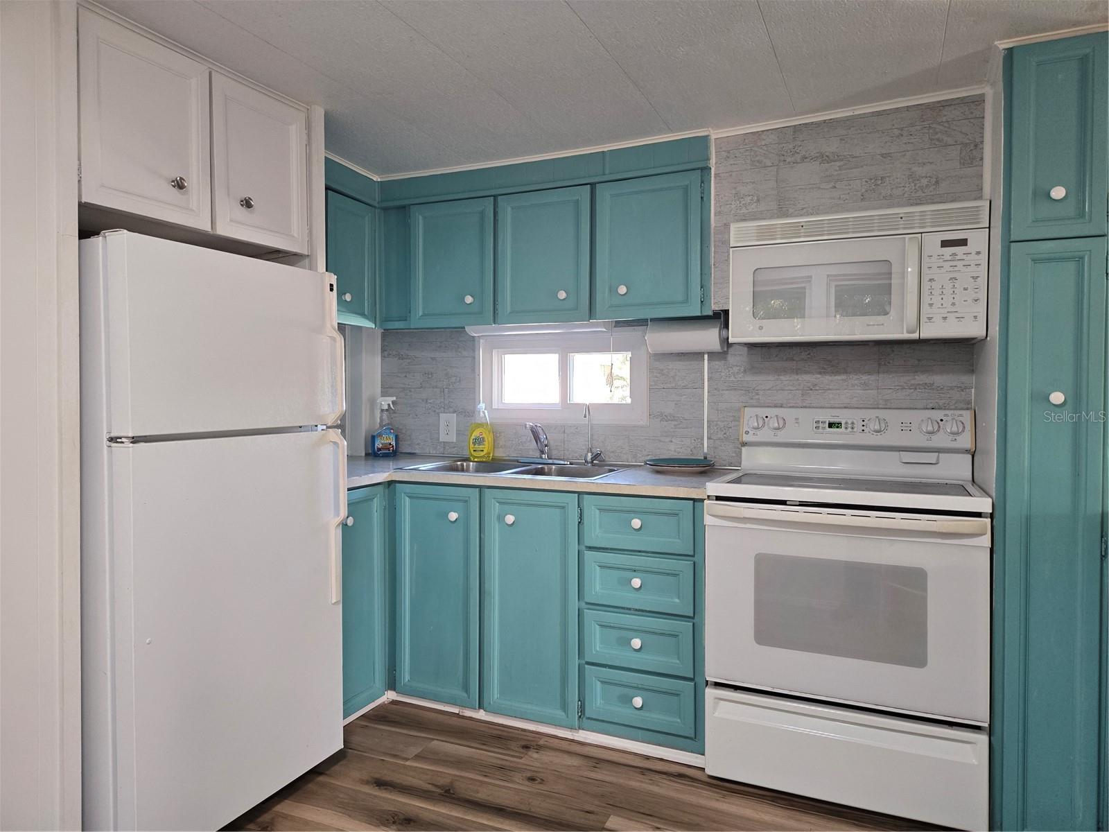 Image 9 of 28 For 113 Ravenna Street N